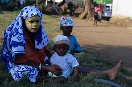 Children;-Comoros-Archipelago;-Family;-France;-Indian-Ocean;-Kaleidos;-Kaleidos-images;-La-parole-à-limage;-Laurent-Abad;-Mayotte;-Msindzano;-Portrait;-Stories-Pictures;-Veil;-Woman